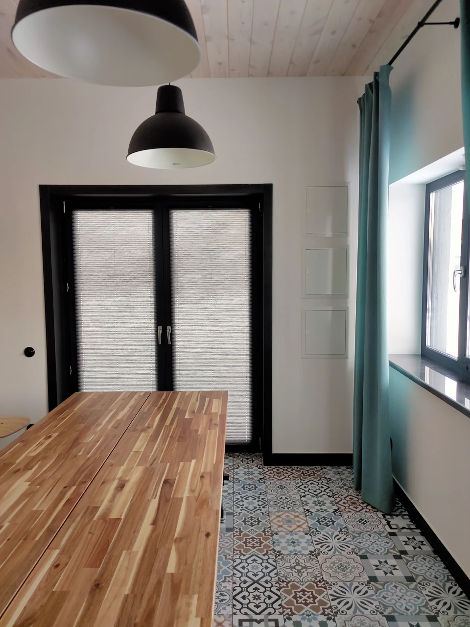 Плиссе Hunter Douglas на окнах в интерьере Malinki Village