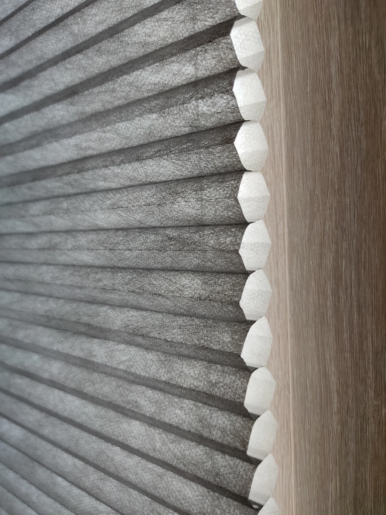 Макрофотография сотовой структуры двойной ткани Hunter Douglas