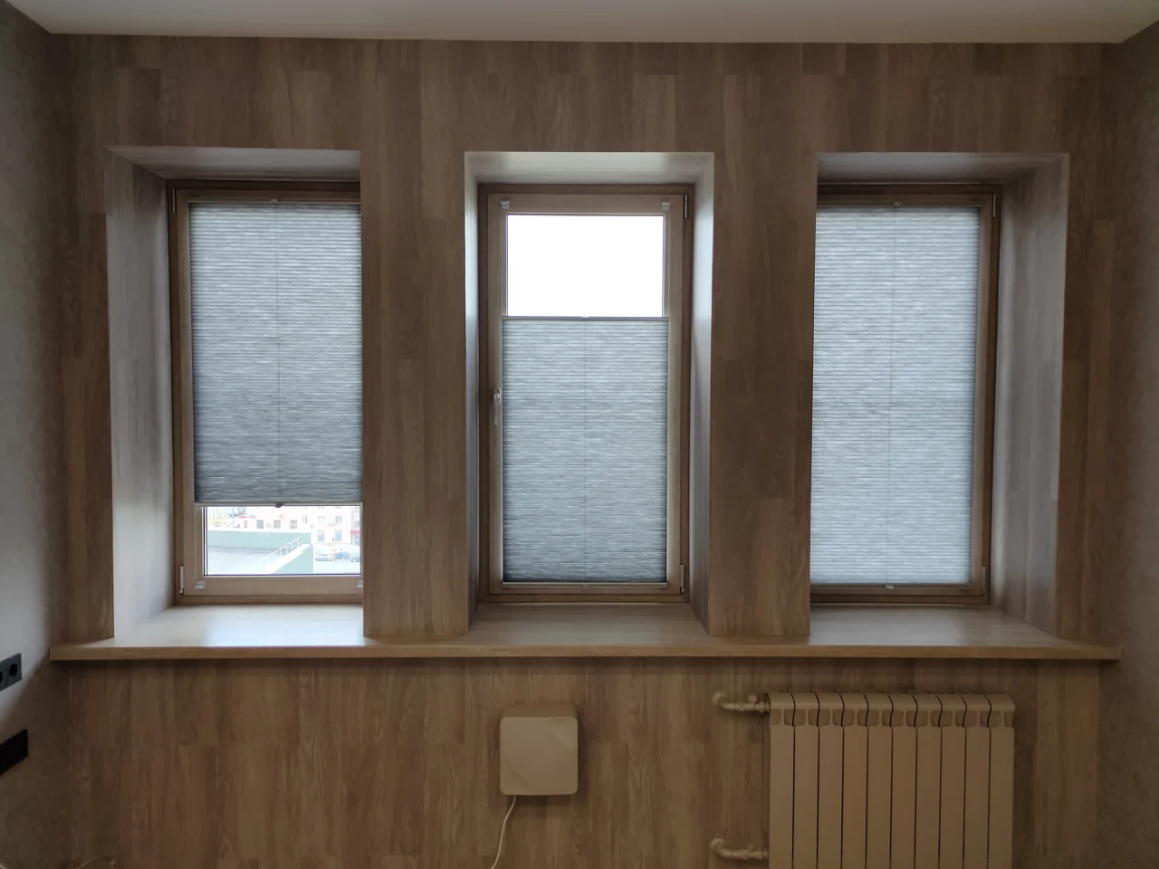Три деревянных окна с двойной тканью Hunter Douglas в Челябинске, верх центрального окна открыт