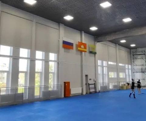 Автоматические рулонные шторы в спортивном зале СШОР Корё